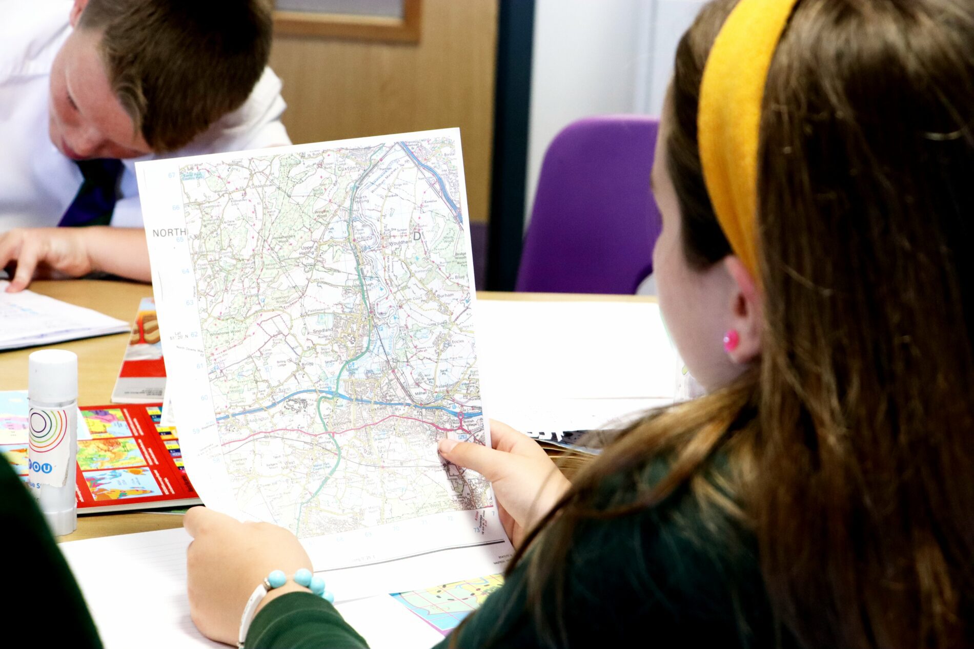 IMG_0871 pupil from halling looking at a map