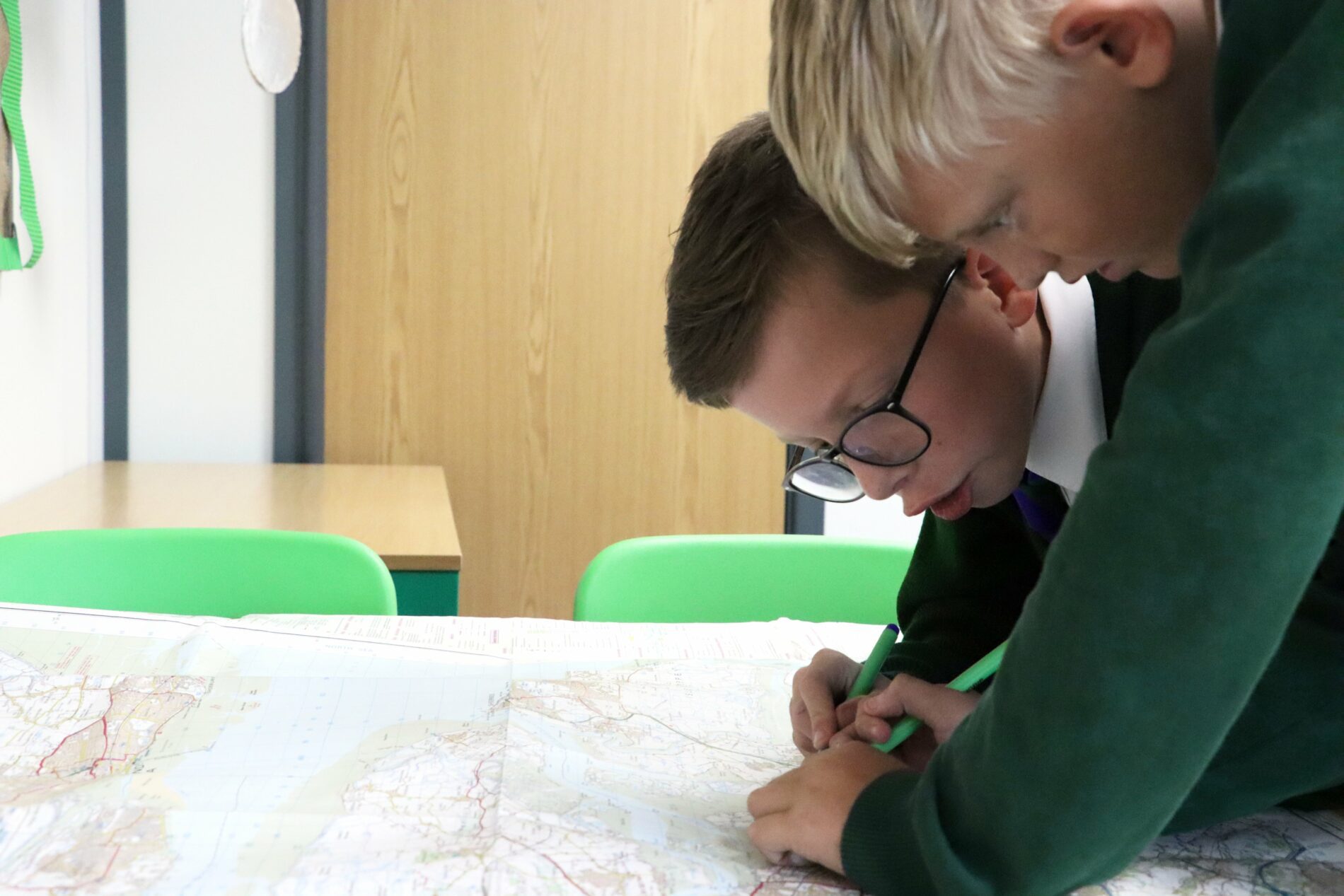 IMG_0898 pupils helping each other in geography