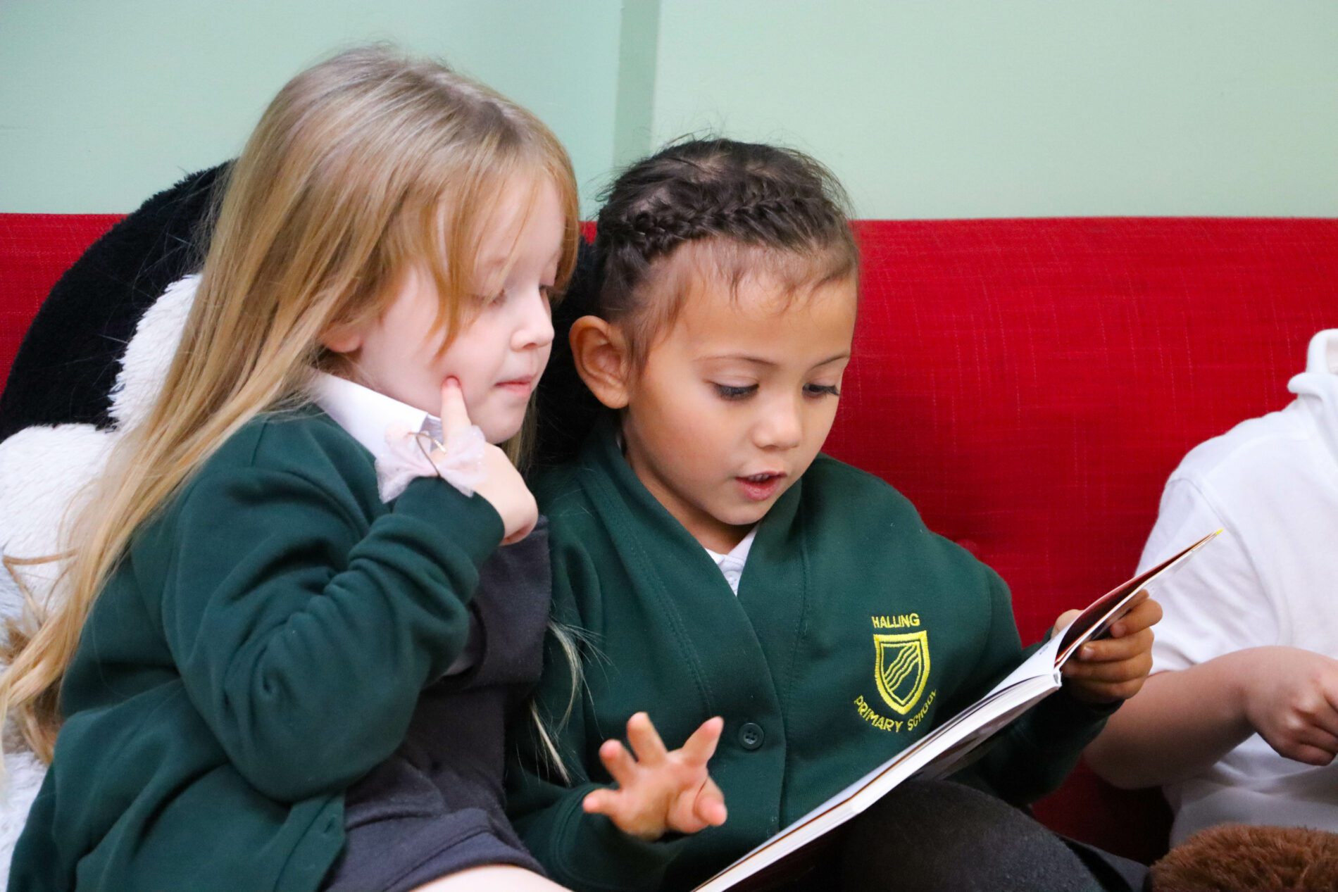 pupils from eyfs reading together at halling primary school