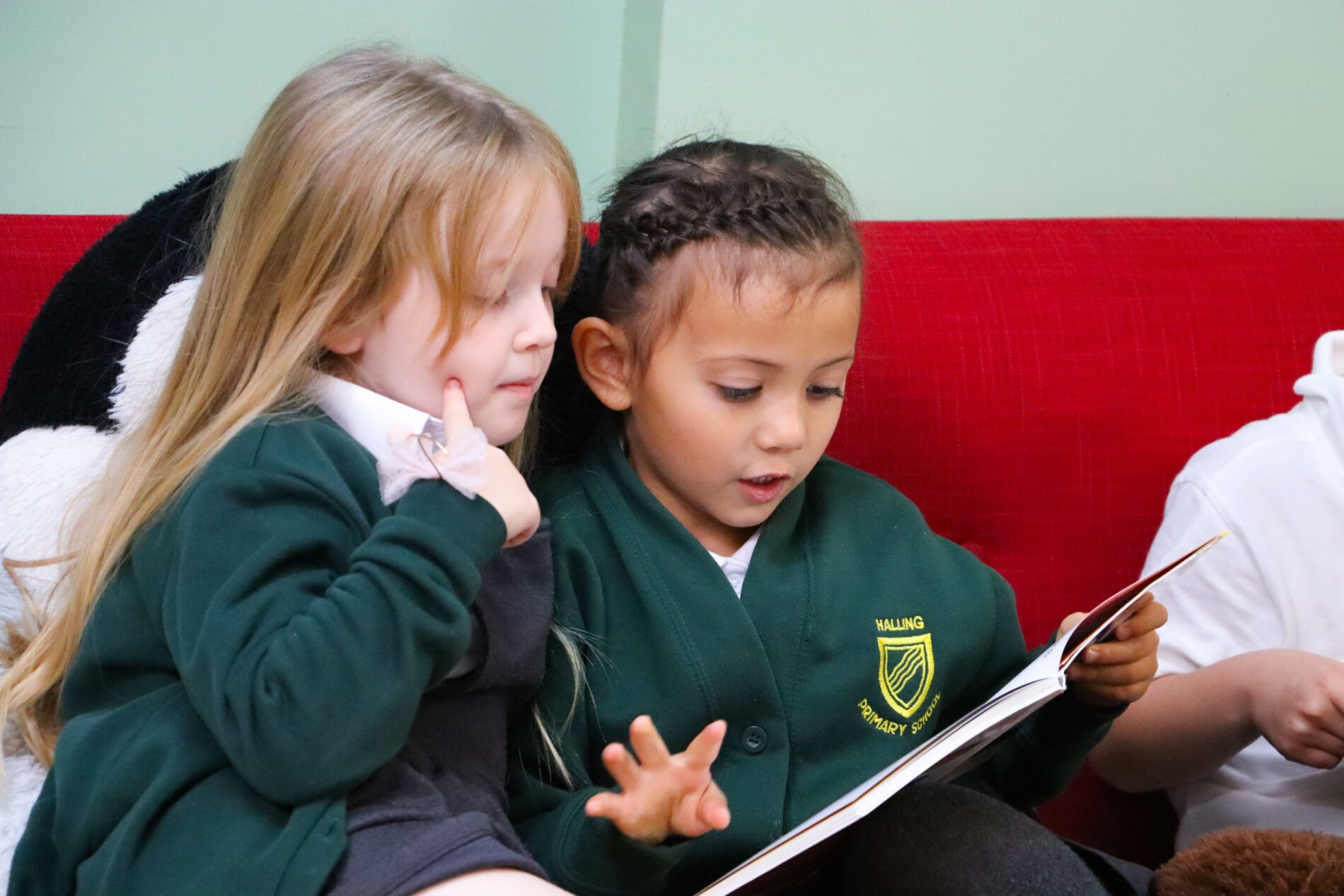 IMG_4676-min pupils from eyfs reading together at halling primary school