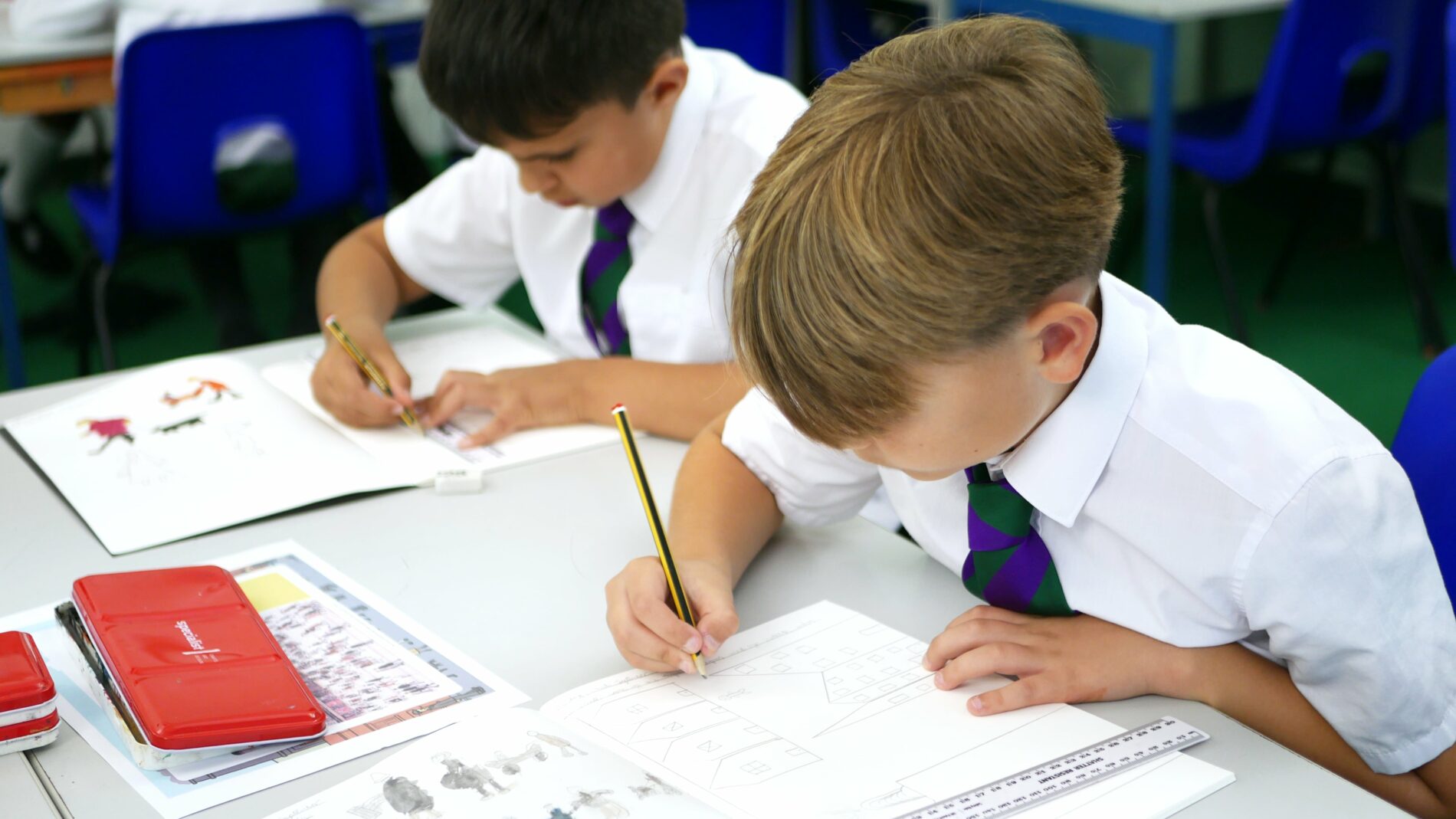 P1170728 pupils drawing in art and design class
